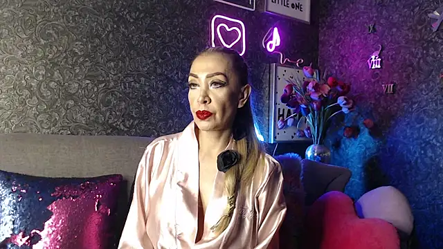 Snapshot of EvelinaGrey chatting on January 9, 4:41 am EvelinaGrey online show from January 9, 4:41 am