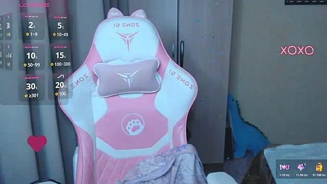 Snapshot of LeahGottty chatting on December 4, 2:10 am LeahGottty online show from December 4, 2:10 am