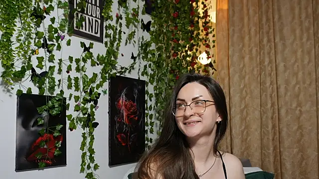 NaughtYHomemadE online show from October 24, 8:44 am