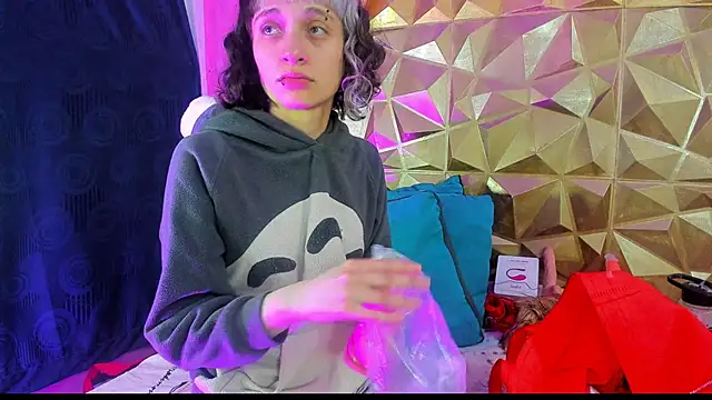 Snapshot of neeko_princes chatting on January 5, 6:13 pm neeko princes online show from January 5, 6:13 pm