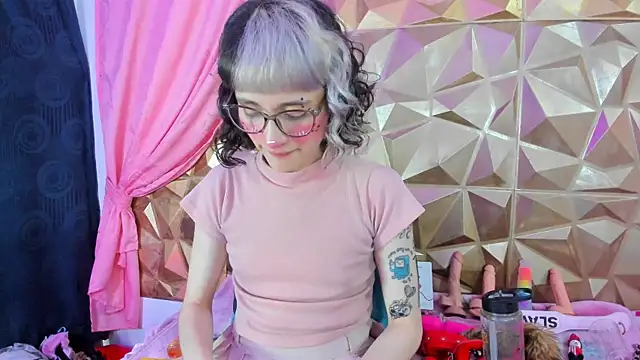 Snapshot of neeko_princes chatting on February 8, 12:17 pm neeko princes online show from February 8, 12:17 pm