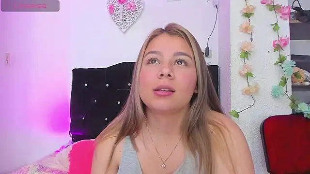 Snapshot of little_tifanny82 chatting on February 18, 3:10 pm little tifanny82 online show from February 18, 3:10 pm