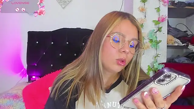 Snapshot of little_tifanny82 chatting on February 26, 2:36 pm little tifanny82 online show from February 26, 2:36 pm