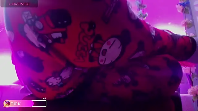 Snapshot of little_tifanny82 chatting on September 18, 6:43 pm little tifanny82 online show from September 18, 6:43 pm