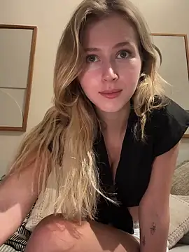 LunaRase online show from February 9, 2:07 pm