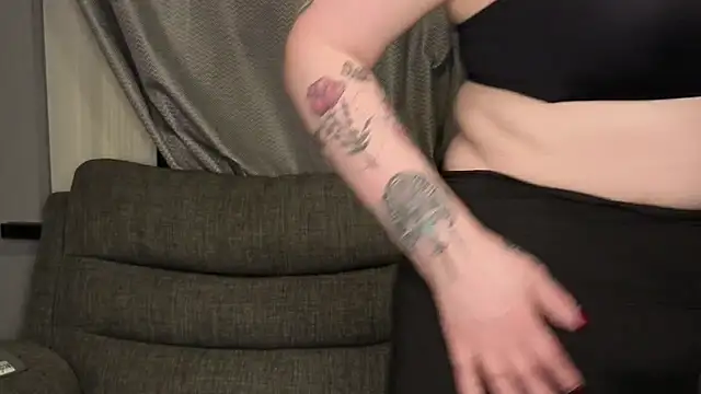 Snapshot of SquirtingIrishShannon chatting on December 2, 4:35 pm SquirtingIrishShannon online show from December 2, 4:35 pm