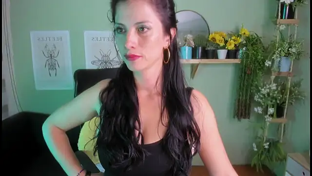 Snapshot of Aliiz_01 chatting on December 14, 6:24 am Aliiz 01 online show from December 14, 6:24 am