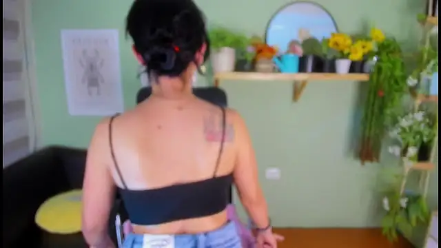 Snapshot of Aliiz_01 chatting on December 24, 6:11 am Aliiz 01 online show from December 24, 6:11 am