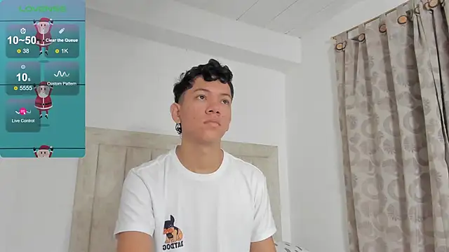 Snapshot of JulianRose_1 chatting on December 30, 10:53 am JulianRose 1 online show from December 30, 10:53 am