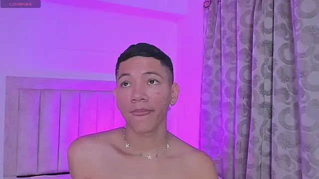Snapshot of JulianRose_1 chatting on January 10, 2:02 pm JulianRose 1 online show from January 10, 2:02 pm
