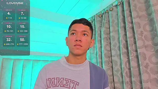Snapshot of JulianRose_1 chatting on January 17, 2:07 pm JulianRose 1 online show from January 17, 2:07 pm