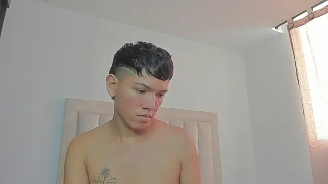 Snapshot of JulianRose_1 chatting on February 23, 3:08 pm JulianRose 1 online show from February 23, 3:08 pm
