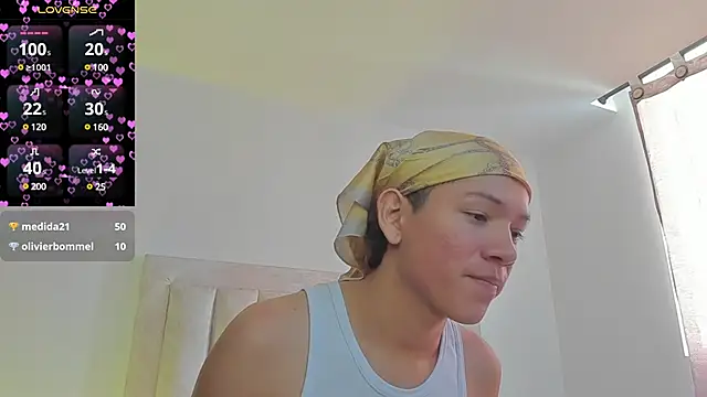 Snapshot of JulianRose_1 chatting on March 16, 3:06 pm JulianRose 1 online show from March 16, 3:06 pm