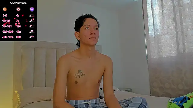 Snapshot of JulianRose_1 chatting on October 2, 12:45 pm JulianRose 1 online show from October 2, 12:45 pm