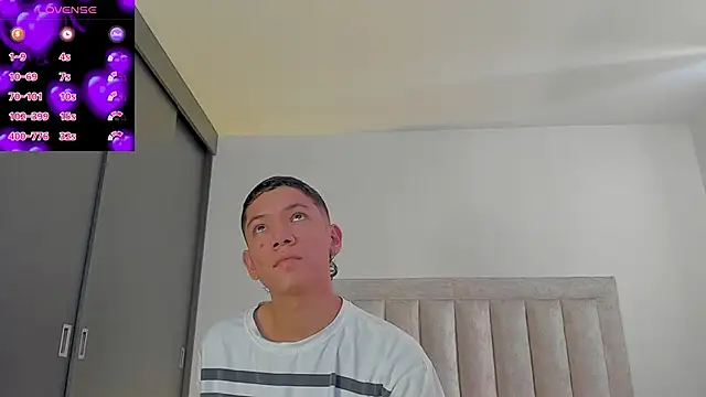 Snapshot of JulianRose_1 chatting on October 9, 1:31 pm JulianRose 1 online show from October 9, 1:31 pm