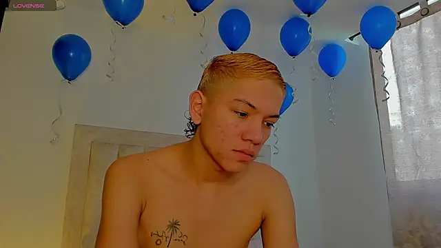 Snapshot of JulianRose_1 chatting on October 16, 7:15 pm JulianRose 1 online show from October 16, 7:15 pm