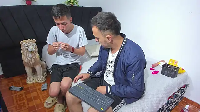 Snapshot of big-dicktop23 chatting on December 4, 3:27 am big-dicktop23 online show from December 4, 3:27 am