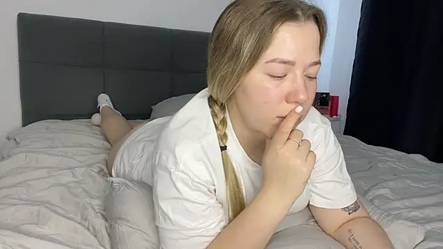 Embersweetbunny online show from February 6, 1:21 pm