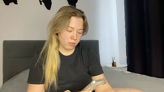 Embersweetbunny online show from February 18, 2:27 pm