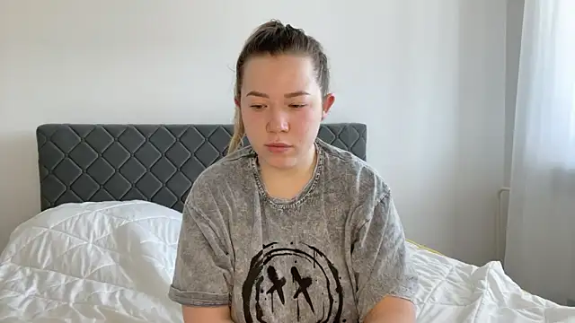 Embersweetbunny online show from March 17, 6:40 am