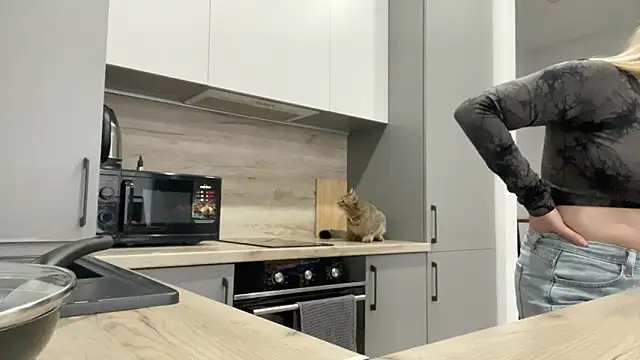 Embersweetbunny online show from September 10, 5:51 am