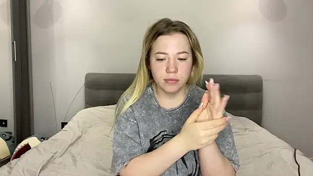 Embersweetbunny online show from January 11, 6:29 am