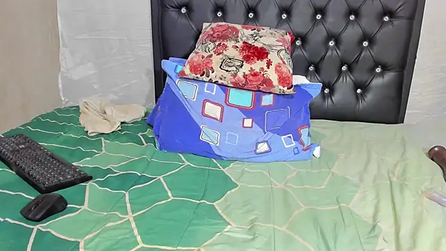 Snapshot of Darlyquenn11 chatting on February 8, 12:17 pm Darlyquenn11 online show from February 8, 12:17 pm