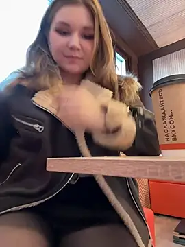 Snapshot of PumaShyXD chatting on February 23, 2:25 pm PumaShyXD online show from February 23, 2:25 pm