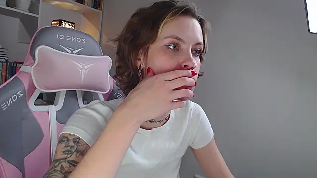 Snapshot of milly_ross chatting on December 6, 12:49 pm milly ross online show from December 6, 12:49 pm