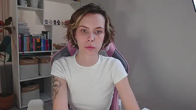 Snapshot of milly_ross chatting on December 22, 12:27 pm milly ross online show from December 22, 12:27 pm