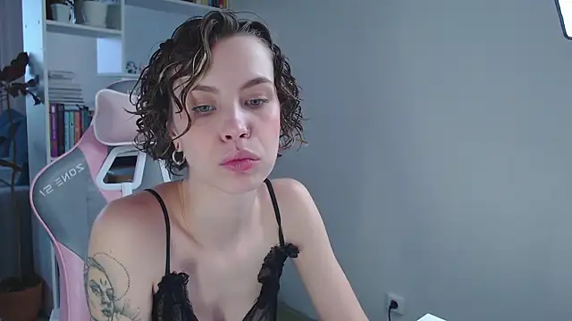 Snapshot of milly_ross chatting on December 23, 8:00 am milly ross online show from December 23, 8:00 am