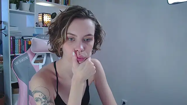 Snapshot of milly_ross chatting on January 12, 7:21 am milly ross online show from January 12, 7:21 am