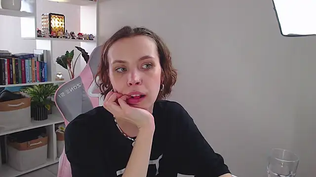 Snapshot of milly_ross chatting on February 25, 10:26 am milly ross online show from February 25, 10:26 am