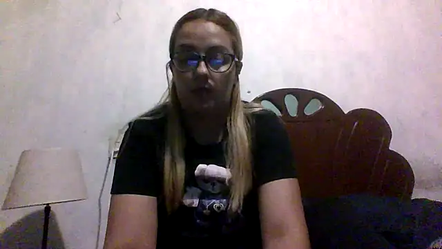 Snapshot of Samanthat33 chatting on October 31, 11:28 pm Samanthat33 online show from October 31, 11:28 pm