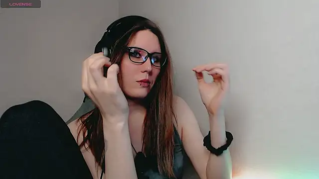 Snapshot of tracy_cooper chatting on February 6, 11:15 pm tracy cooper online show from February 6, 11:15 pm