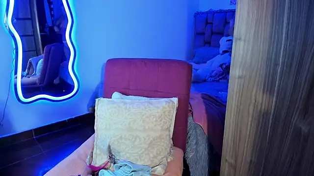 ladyrd1 online show from February 14, 7:49 am