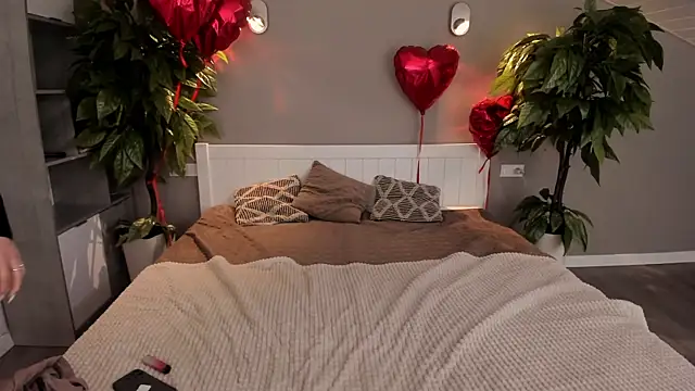 IceDanielles online show from March 7, 5:17 pm