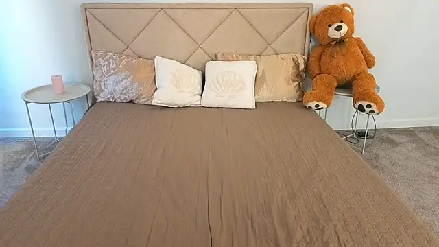 IceDanielles online show from April 4, 12:35 pm