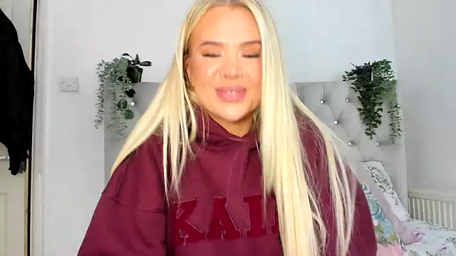 Snapshot of Alexia-Lee chatting on February 7, 10:40 am Alexia-Lee online show from February 7, 10:40 am