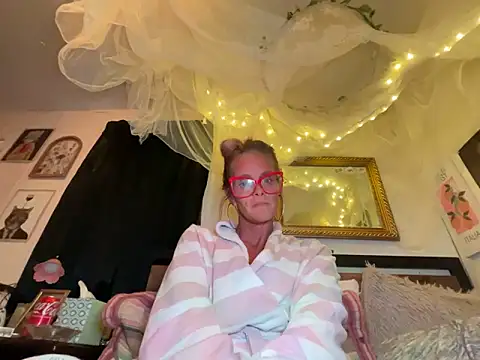 vixendoll87 online show from March 3, 3:52 am