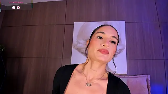 Snapshot of AgattaDuque chatting on February 1, 11:14 pm AgattaDuque online show from February 1, 11:14 pm