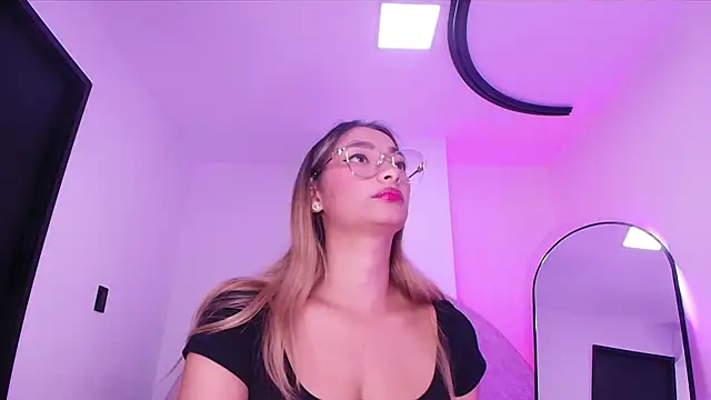 Snapshot of vale_ross_ chatting on December 16, 3:11 am vale ross online show from December 16, 3:11 am