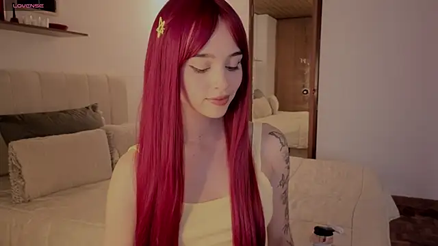 Snapshot of Roxxy_mora chatting on October 6, 9:23 pm Roxxy mora online show from October 6, 9:23 pm