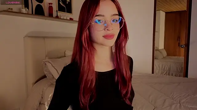 Snapshot of Roxxy_mora chatting on October 23, 9:02 pm Roxxy mora online show from October 23, 9:02 pm