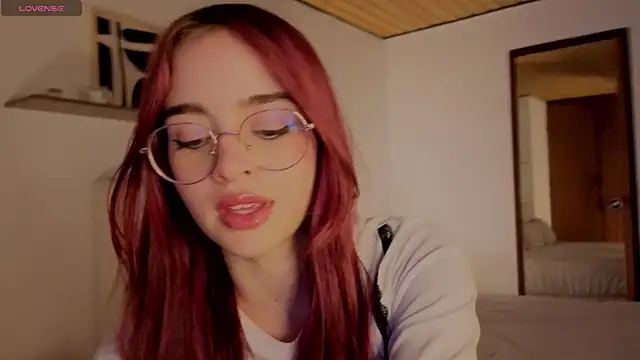 Snapshot of Roxxy_mora chatting on October 24, 9:33 pm Roxxy mora online show from October 24, 9:33 pm