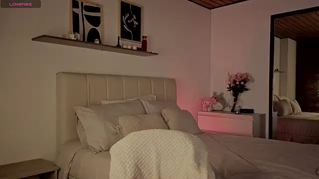 Snapshot of Roxxy_mora chatting on November 13, 10:30 pm Roxxy mora online show from November 13, 10:30 pm