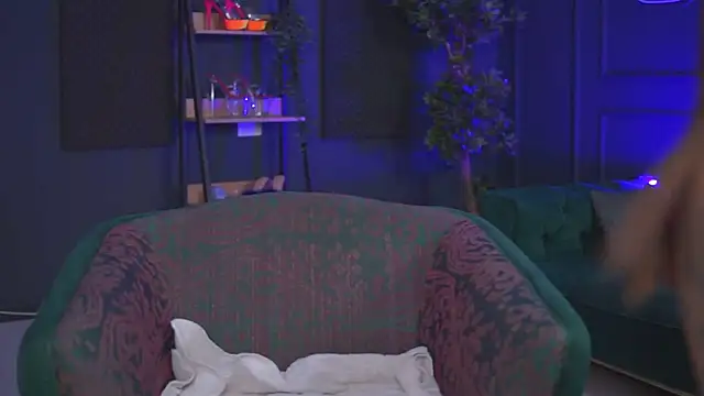Snapshot of RaquelleVon chatting on February 20, 7:41 pm RaquelleVon online show from February 20, 7:41 pm
