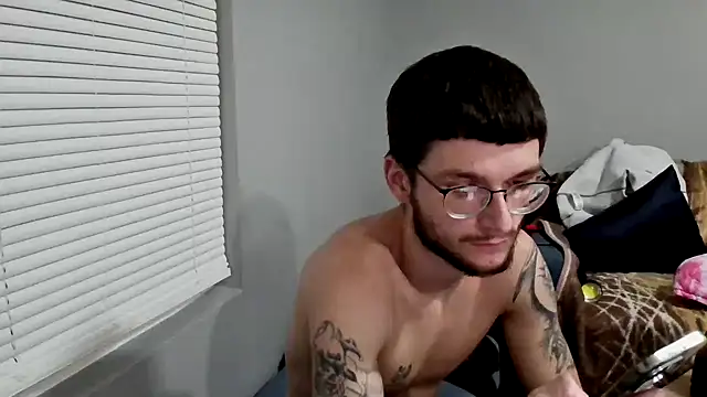 Snapshot of hungkubenski chatting on December 2, 2:17 am hungkubenski online show from December 2, 2:17 am