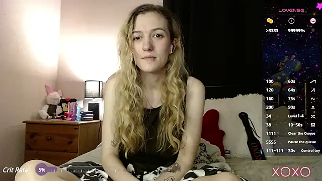 Snapshot of EllieeRose chatting on February 22, 3:45 am EllieeRose online show from February 22, 3:45 am