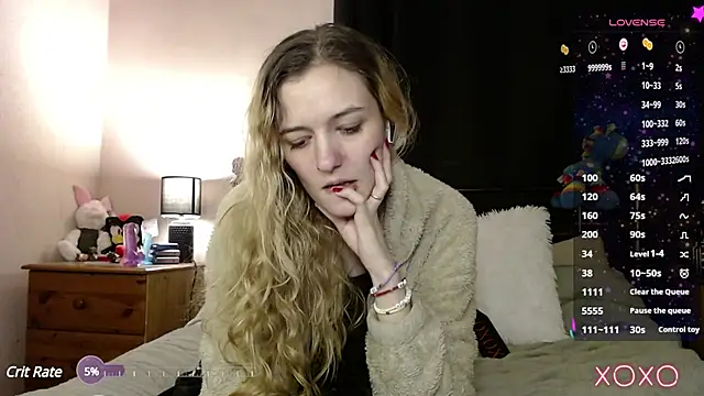 Snapshot of EllieeRose chatting on February 23, 5:01 am EllieeRose online show from February 23, 5:01 am
